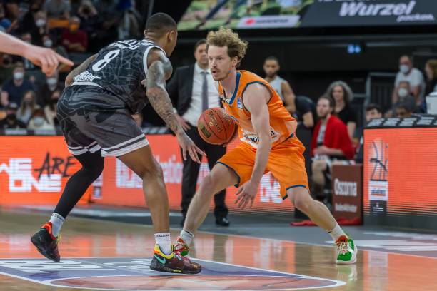 并迅速做出 并迅速做出